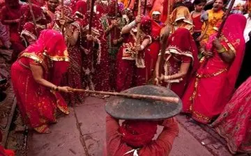 
جشنی که در آن مردان را با چوب می‌زنند! + فیلم