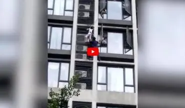 لحظه نجات کودک آویزان از طبقه هفتم آپارتمان! + فیلم