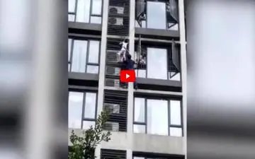 لحظه نجات کودک آویزان از طبقه هفتم آپارتمان! + فیلم