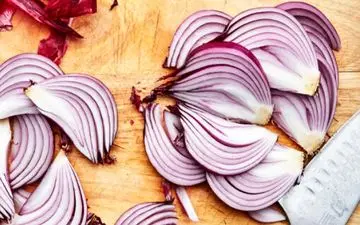 پیاز خام برش خورده مجددا قابل مصرف هست؟

