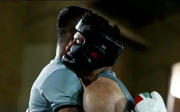 بوکسور پیشکسوت کرمانشاهی با لباس بوکس خودش را حلق آویز کرد
