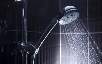  کشف راز جوانی ابدی؛ در هنگام دوش گرفتن این کار را انجام دهید!