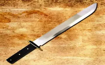 شرور شیشه ای با سلاح سرد قمه به طرف مأموران نیروی انتظامی حمله ور شد