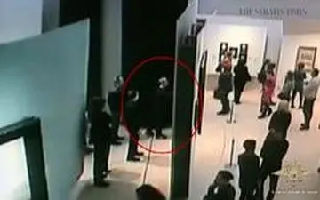  خونسردی عجیب سارق حین سرقت تابلوی نفیس از موزه! 