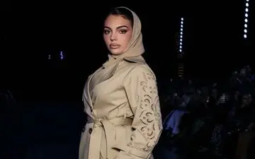  حضور متفاوت جورجینا رودریگز با پوشش اسلامی در هفته مد ریاض ۲۰۲۵