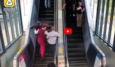 لحظه در خطر قرار گرفتن زن و مرد سالخورده در مترو! +فیلم 
