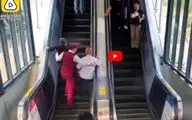 لحظه در خطر قرار گرفتن زن و مرد سالخورده در مترو! +فیلم 