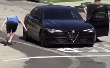 شیوه جدید سرقت خودرو در حضور صاحب ماشین!+فیلم