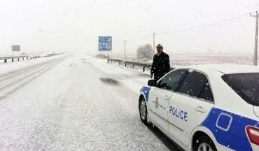 همدلی پلیس در جاده‌های برفی شمال؛ یاری‌گرِ مسافران در زمستانِ سفید | فیلم
