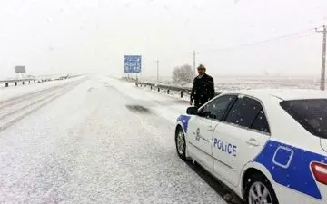 همدلی پلیس در جاده‌های برفی شمال؛ یاری‌گرِ مسافران در زمستانِ سفید | فیلم