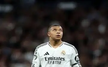 امباپه در کنار بازیکنان بارسا در شب تلخ (عکس)