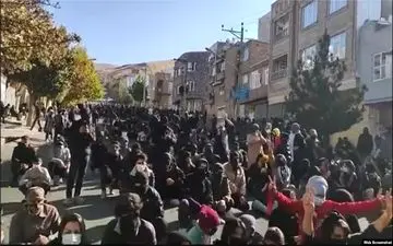 کشته شدن ۱۱ نفر در مهاباد/ مسئولان به جای شنیدن حرف معترضان با روش‌های تند صورت مساله را پاک می‌کنند