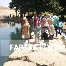 سعید عظیمی تور لیدر آژانس لندتراول با دانشجویان کردستان عراق در  سراب بیستون 