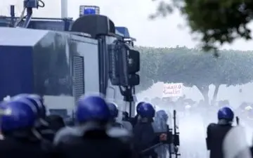  زخمی شدن ۱۰ شهروند الجزایری در درگیری با نیروهای امنیتی 