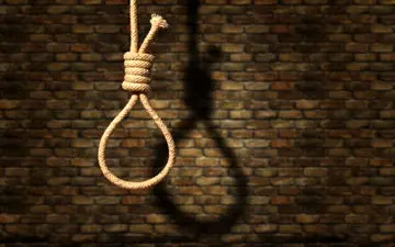 مادر بازیگر معروف خود را به دار آویخت! + جزئیات و عکس ناراحت کننده