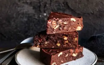 طرز تهیه براونی خرما؛ خوشمزه، شیک و مجلسی در خانه