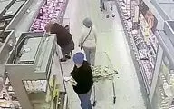 لحظه دستبرد به کیف زن سالخورده در فروشگاه