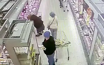 لحظه دستبرد به کیف زن سالخورده در فروشگاه