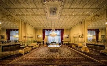  بیرون آوردن آثار ارزشمند مخازن کاخ نیاوران 