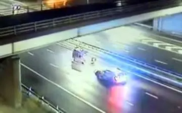 اقدام باورنکردنی راننده مست در اتوبان! +فیلم 