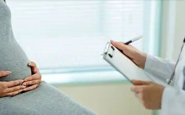 وقتی کیسه آب جنین پاره می‌شود چه اتفاقی می‌افتد و چقدر زمان برای زایمان داریم؟