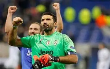 اهدای پیراهنی با شماره خاص به بوفون 