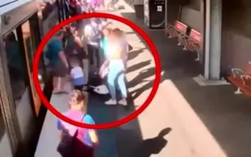 سقوط وحشتناک کودک استرالیایی از سکوی مترو