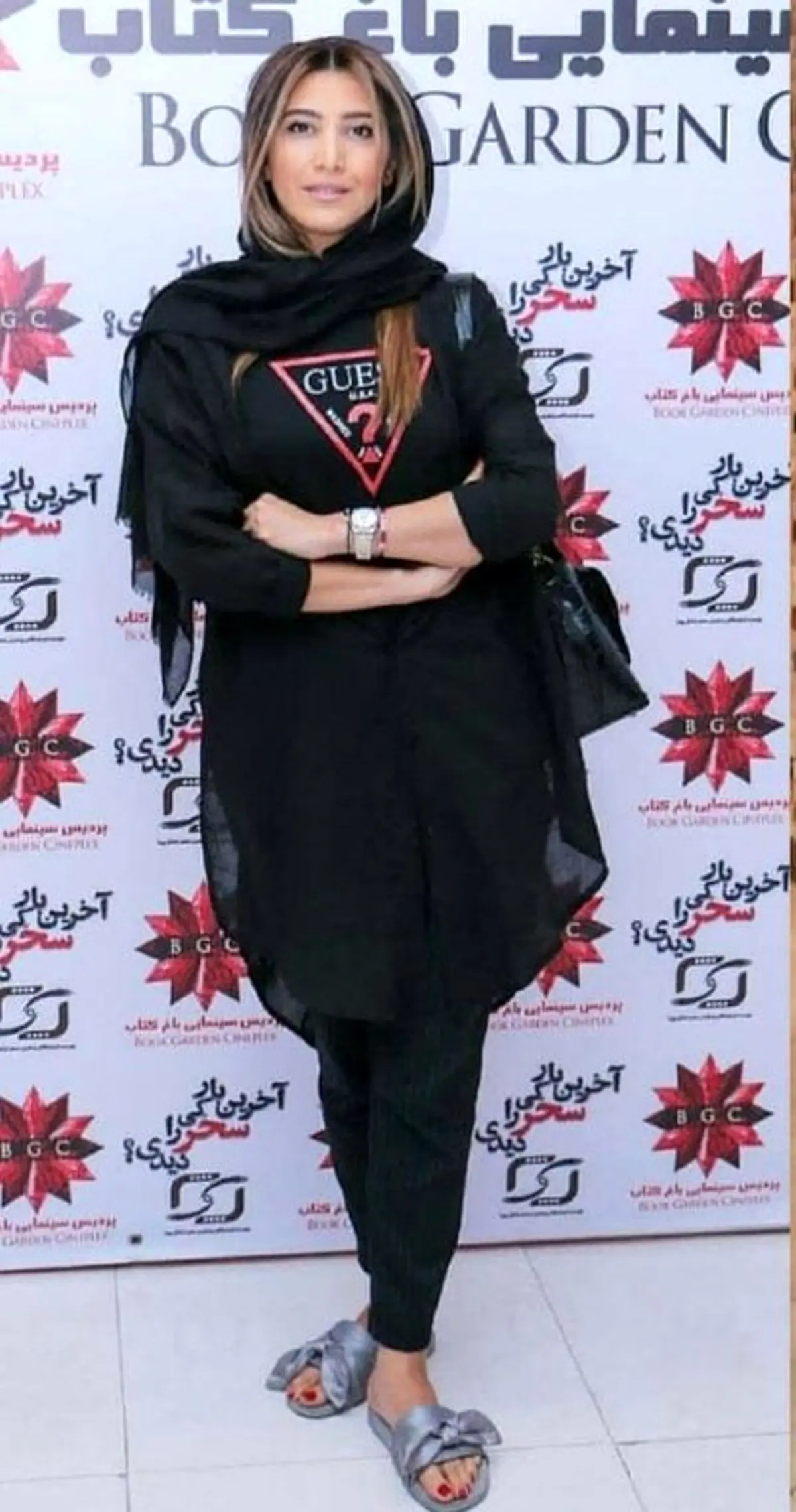 تیپ خانم بازیگر با دمپایی در یک مراسم خبرساز شد/عکس