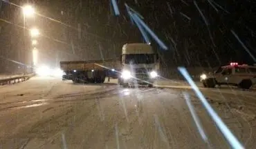 امداد رسانی به صدها مسافر گرفتار در کولاک برف گردنه اسدآباد