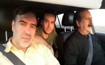 عکس/ عزیمت کارگردان معروف به مناطق زلزله زده