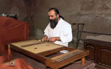 هنرنمایی بی‌نظیر با ساز ایرانی شبیه به دار قالی