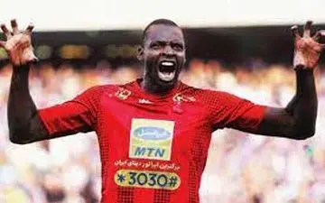 درگیری مهاجم پرسپولیس پس از دیدار با ملوان/ ستاره قرمزها با مشت به صورت یک هوادرا کوبید!