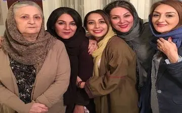 خواهران اسکندرى در کنار مادرشان/عکس