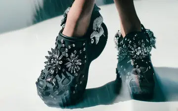 ترکیب غیرمنتظره دنیای مد: درخشش جواهرات سواروسکی بر روی زشت ترین کفش دنیا