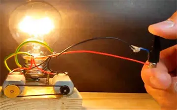 بدون استفاده از برق، یک لامپ را برای همیشه روشن نگه دارید! + فیلم 