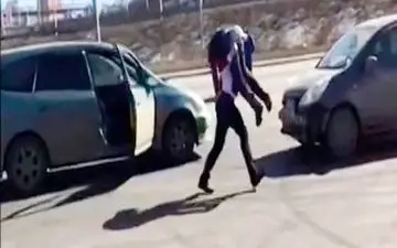  ببینید زن وزنه بردار چطور مرد مزاحم را ادب کرد+فیلم و عکس 