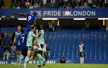 چلسی همچنان روی نوار ناکامی/ اورتون با کامبک دراماتیک در لیگ ماندنی شد