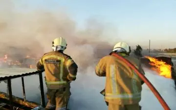 آتش سوزی گسترده در انبار چوب