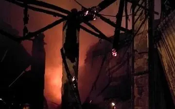 آتش سوزی انبار چوب در مشهد به 10 مغازه مجاور هم خسارت زد + عکس