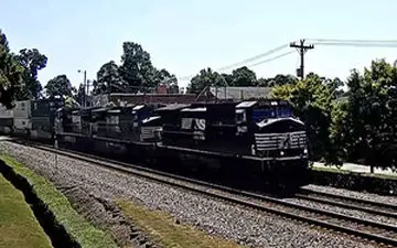 حادثه شدید به دلیل خراب شدن خودرو روی ریل+فیلم