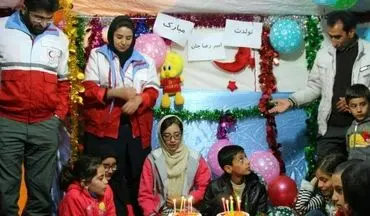 عکس/ جشن تولد کودک زلزله‌زده در چادر