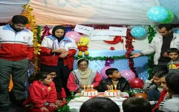 عکس/ جشن تولد کودک زلزله‌زده در چادر