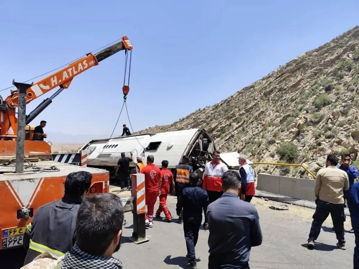 فاجعه در جاده فارس؛ واژگونی اتوبوس ۲۱ کشته و ۲۶ مصدوم برجای گذاشت