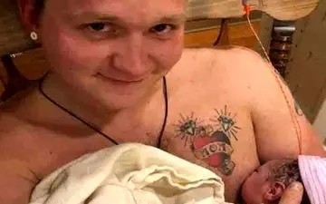 اولین پدری که مانند مادر به نوزادش شیر داد! + عکس