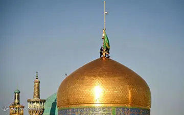 مراسم تعویض پرچم گنبد حرم مطهر رضوی + فیلم 