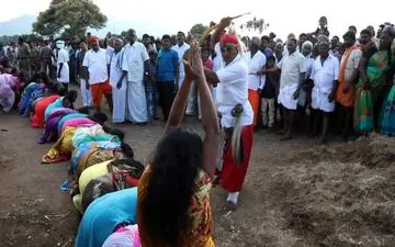 شکنجه عجیب زنان در یک مراسم سنتی سالیانه در هندوستان!