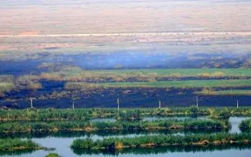 شروع آب‌پاشی ۲ بالگرد بر آتش هورالعظیم/عملیات در خاک عراق آغاز شد