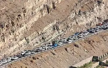 حرکت 56 کیلومتری خودروها در مسیر چالوس/ مقطع سد کرج قفل است 