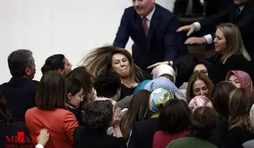 زد و خورد نمایندگان خانم در پارلمان ترکیه دو نفر را روانه بیمارستان کرد