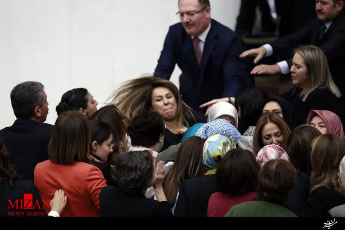 زد و خورد نمایندگان خانم در پارلمان ترکیه دو نفر را روانه بیمارستان کرد